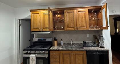 Beautiful and cozy department. First floor with parking. Pet friendly.