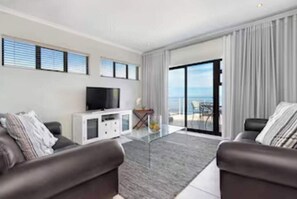 Smart TV - Spacious 5-bedroomed Camps Bay Villa with stunning sea and mountain views (Cape Town)