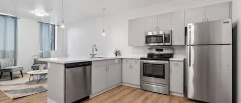 Apartamento premium, 1 quarto | Cozinha privada | Geladeira grande, micro-ondas, fogão, cooktop