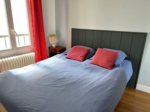 2 quartos, cofres nos quartos, ferros/tábuas de passar roupa