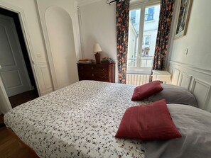 2 quartos, cofres nos quartos, ferros/tábuas de passar roupa