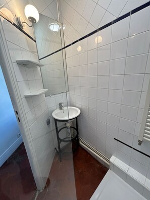 Dusj, hårføner, håndklær og toalettpapir