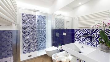 Doccia, asciugacapelli, bidet, asciugamani