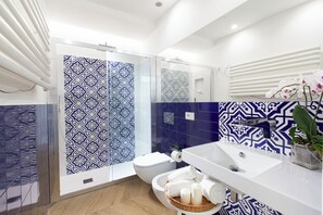Ducha, secador de pelo, bidé y toallas