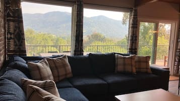 Smart-TV, Videospiele, Tischtennisplatte