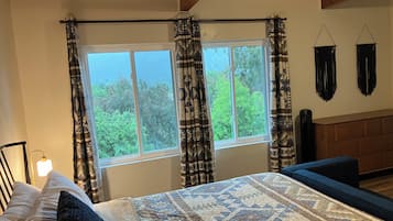3 bedrooms, desk, iron/ironing board, travel crib