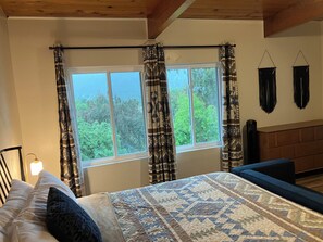 3 habitaciones, escritorio y tabla de planchar con plancha 