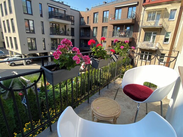 Property grounds - 2 Minutes to Island Park! Spacious Family-Sized Old Town Apartment (Kaunas)