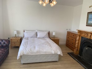 Ferienhaus | 4 Schlafzimmer, Bügeleisen/Bügelbrett, kostenloses WLAN, Bettwäsche