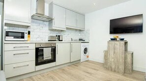 Studio | Private kitchen | Fridge, microwave, oven, stovetop - Beautiful Studio Flat in Bricklane (London)