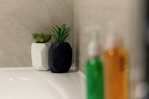 Studio | Bathroom amenities | Shower, towels - Beautiful Studio Flat in Bricklane (London)