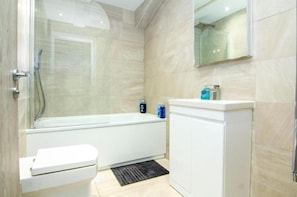Studio | Bathroom | Shower, towels