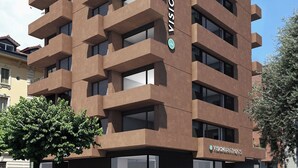 Un edificio de varios pisos con fachada marrón, con la leyenda 