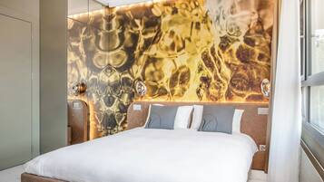 Ein Schlafzimmer mit einem Bett, einem Kopfteil mit strukturierter Optik und einem Fenster.