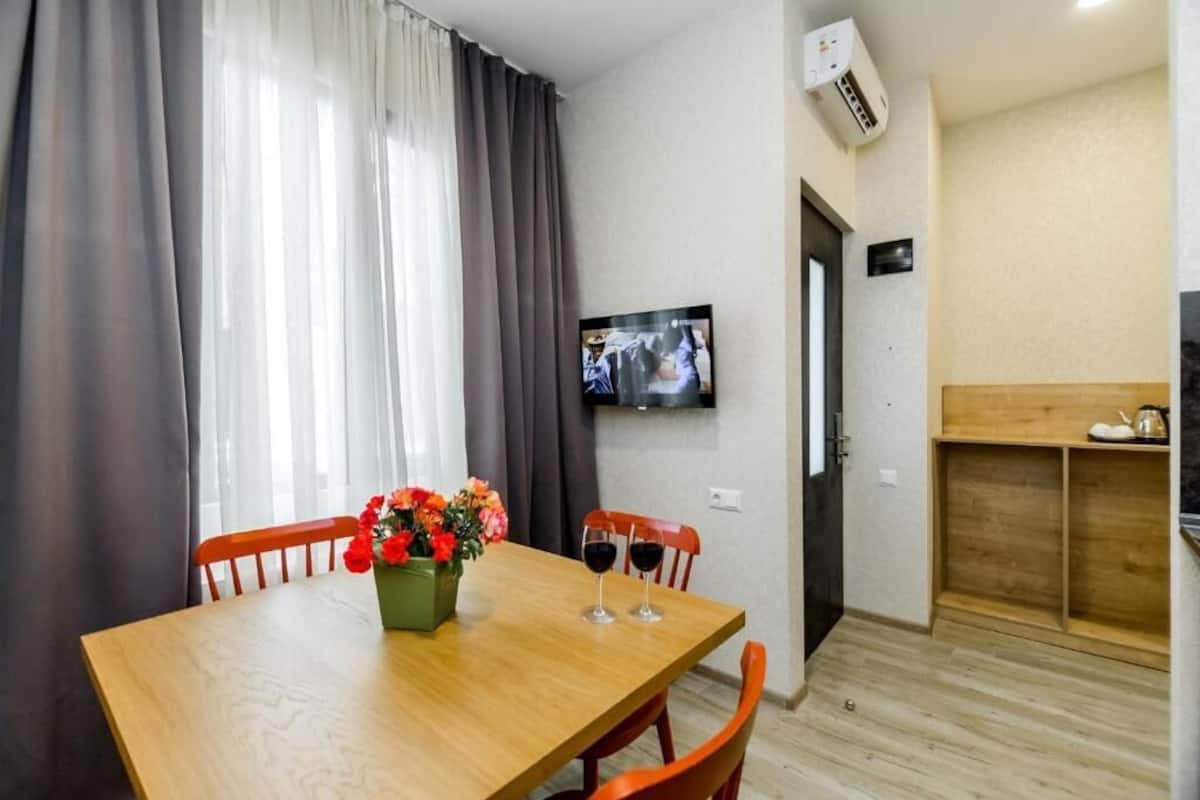 Basic Apartment | In-room safe, iron/ironing board (on request), WiFi (free)