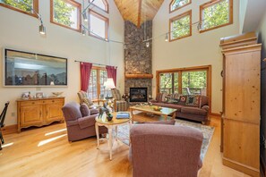 Smart TV, fireplace, DVD player, table football - Rustic-Meets-Modern Cabin Near Deep Creek (McHenry)