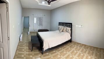 3 bedrooms, iron/ironing board, WiFi, bed sheets