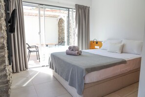 One Bedroom Suite with Private Terrace | Soundproofing, free WiFi, bed sheets - Cala Vadella Beachwalk Suites (Sant Josep de sa Talaia)