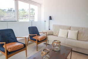 尊荣套房, 2 间卧室, 露台 | 起居区 | 32-英寸纯平电视（配备有线频道）