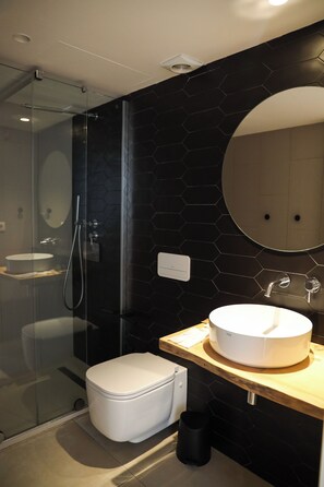 Suite Prestigio, 1 habitación, Terraza | Baño | Regadera, secadora de cabello, pantuflas, toallas 