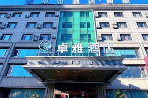 Edificio de hotel con un letrero destacado que dice 'Zhuo Ya Hotel'.