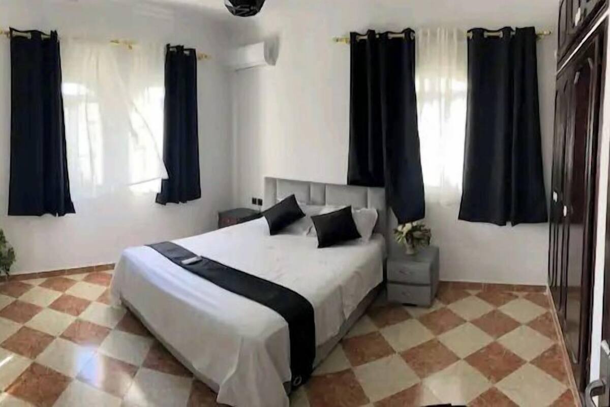 Habitación con 1 cama matrimonial o 2 individuales, vista al puerto | Cortinas blackout, insonorización y tabla de planchar con plancha