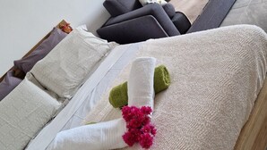A massage table with towels and a decorative item. - Studio Tout Équipé Avec vue mer Dans une Résidence Avec Resto, Piscine, Toboggan (Le Diamant)