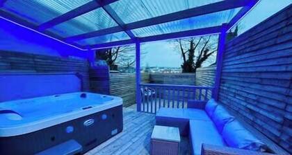 Luxury Hot Tub Retreat Derry City