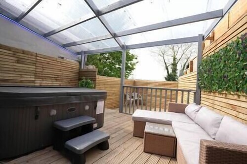 Luxury Hot Tub Retreat Derry City