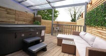 Luxury Hot Tub Retreat Derry City