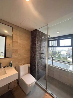 Shower - 3Br Condo w. Stunning Amenities (Thanh pho Ho Chi Minh)