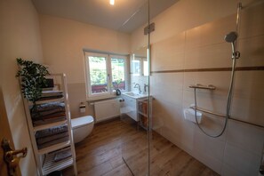 Hair dryer, towels, soap, toilet paper - Gemütliche Ferienwohnung in der Vulkaneifel Casa Oos (Rockeskyll)
