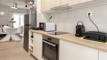 Apartamento | Cocina privada | Frigorífico grande, microondas, horno y hervidor eléctrico