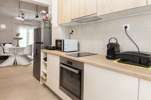 Appartamento | Cucina privata | Frigorifero con congelatore, microonde, forno, bollitore elettrico