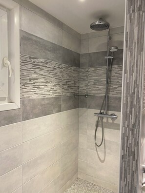 Shower, hair dryer, towels, soap - Le Chalet Chouette, Savourez le Cocooning Vosgien (Ventron)