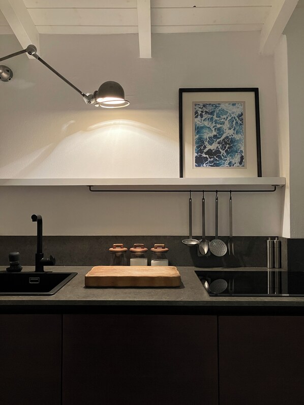 Refrigerador, placa de cocina, lavavajillas, cafetera/tetera