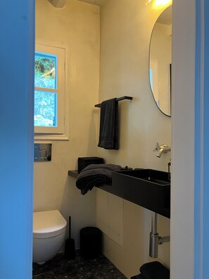 Secador de pelo, toallas, jabón, shampoo