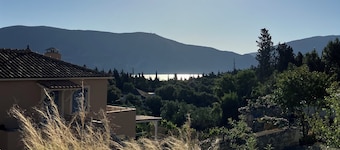 Casa Calipso, a Cosy and Elegant Traditional House 5 Minutes From Fiskardo