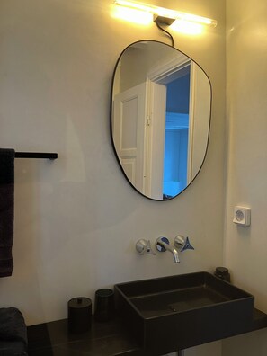 Hiustenkuivaaja, pyyhkeet, saippua, sampoo