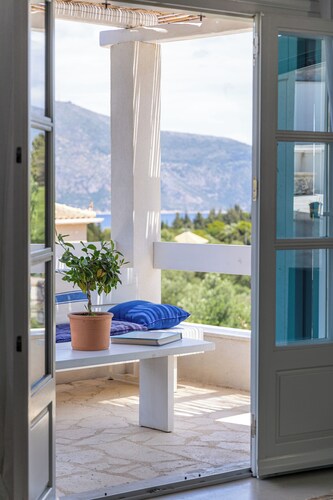 Casa Calipso, a Cosy and Elegant Traditional House 5 Minutes From Fiskardo