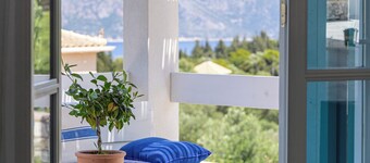 Casa Calipso, a Cosy and Elegant Traditional House 5 Minutes From Fiskardo