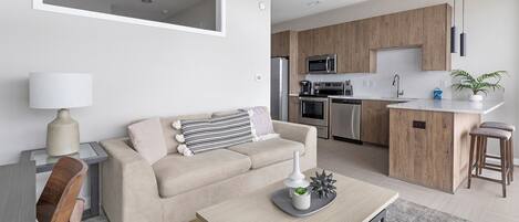 Un apartamento moderno con sala de estar, cocina y comedor.