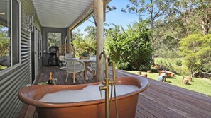 Outdoor dining - Saltwater Creek - Wombat Hollow (Barringella)