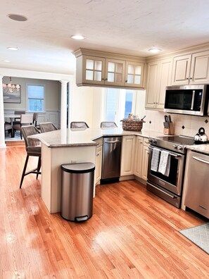 Kylskåp, mikrovågsugn, ugn och spishäll