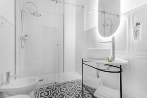 Pancuran mandi, pengering rambut, bidet, tuala disediakan 