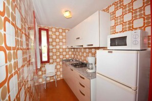 Réfrigérateur, micro-ondes, plaque de cuisson