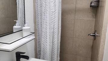 Secadora de cabello, toallas, jabón, papel de baño