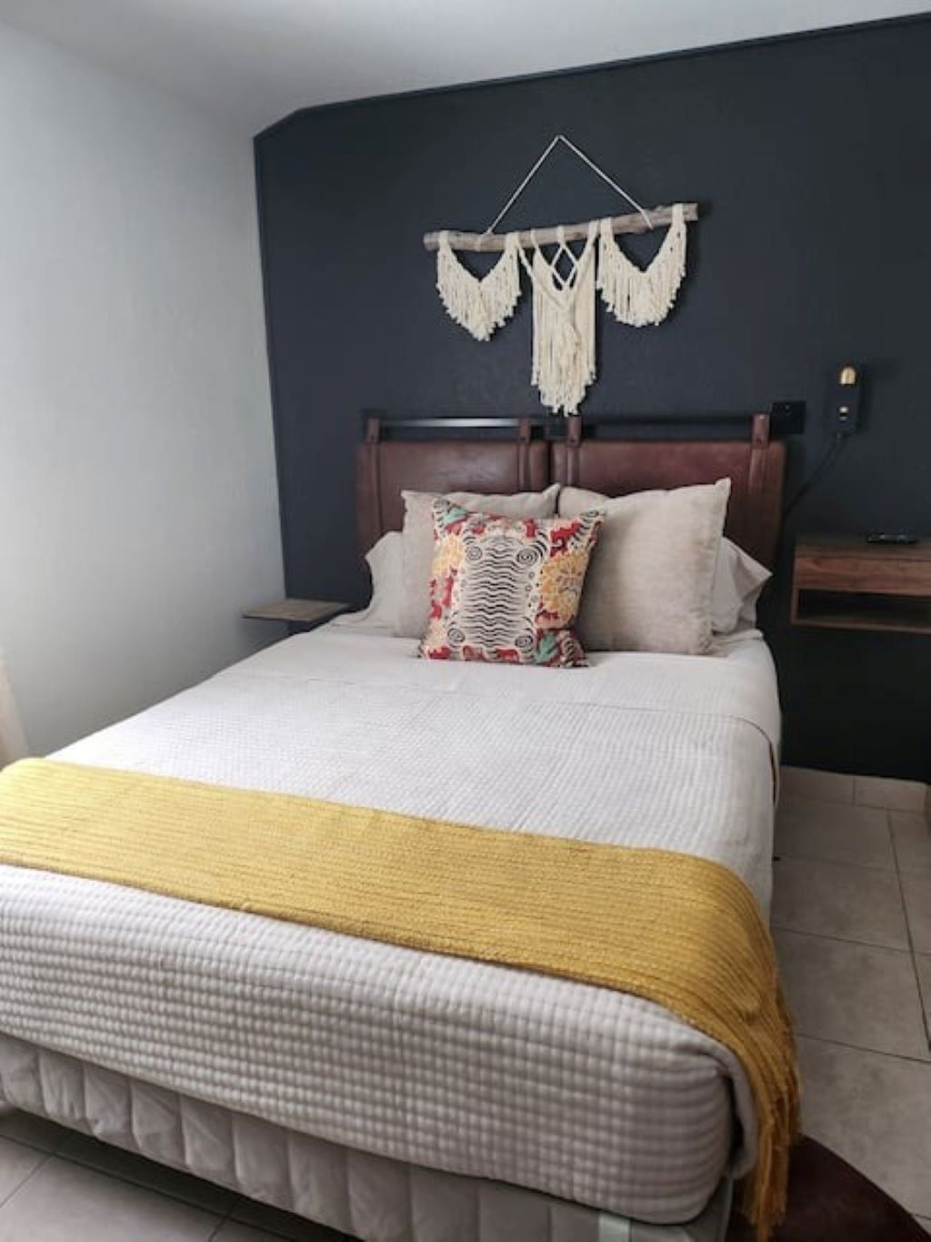 Tabla de planchar con plancha, wifi y ropa de cama 