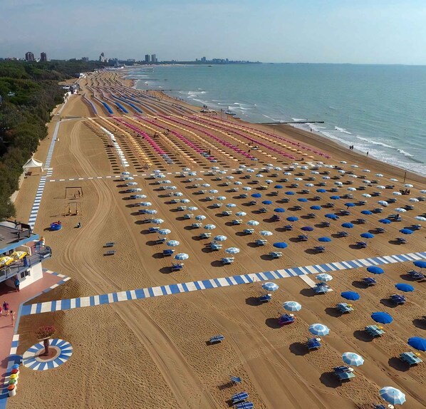 Beach nearby - Holiday apartment with terrace and air conditioning (Lignano Sabbiadoro)