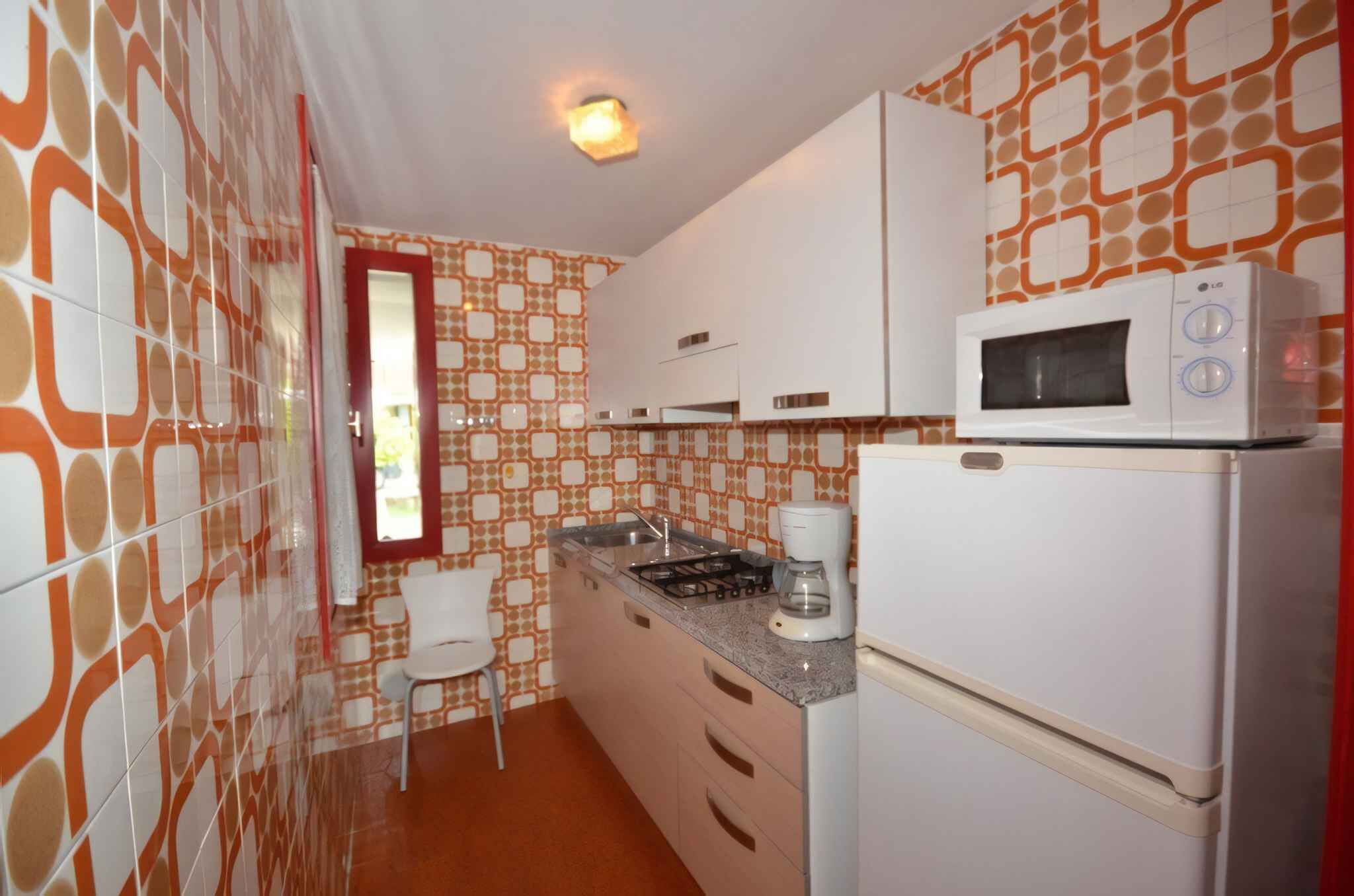 Een koelkast, een microgolfoven, een kookplaat